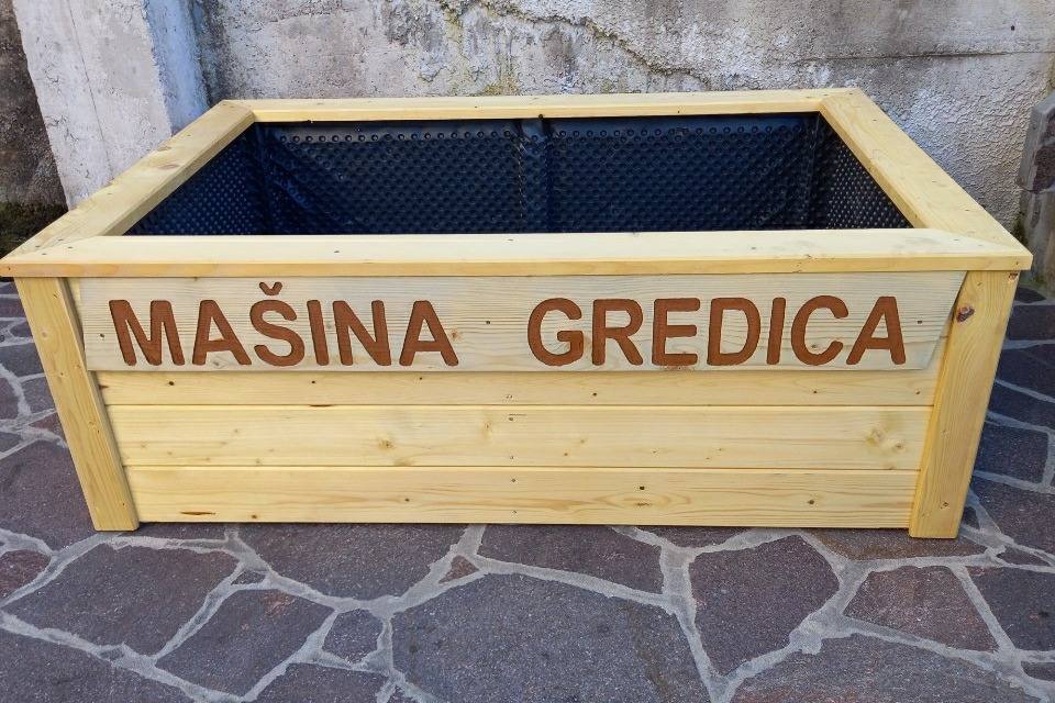 Lesena tabla z napisom 520